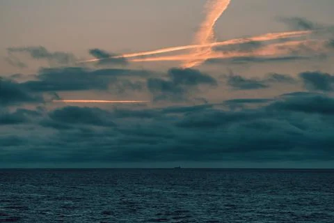 The sky is cloudy, casting a grey hue over the vast expanse of water Foto stock