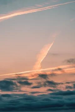 The sky is cloudy, casting a grey hue over the vast expanse of water Foto stock