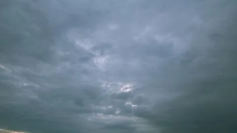 The sky is currently very dramatic and overcast, filled with clouds of various t Stockfoto's