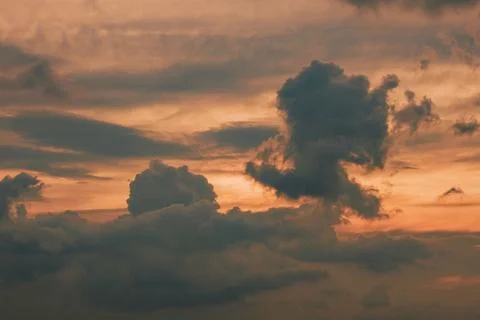 The sky is dark and full of clouds in this image 스톡 사진