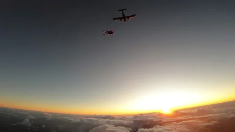 Sky dive tandem over the beach at the sunset Vidéo 213687657