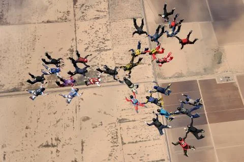 Sky diving large group formation Foto stock