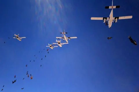 Sky diving large group formation Foto stock