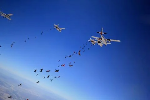 Sky diving large group formation Foto stock