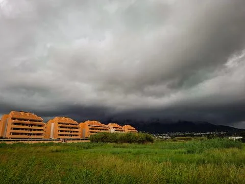 Sky filled with dark clouds before Hurricane Dana approaches coastal area i.. Foto stock