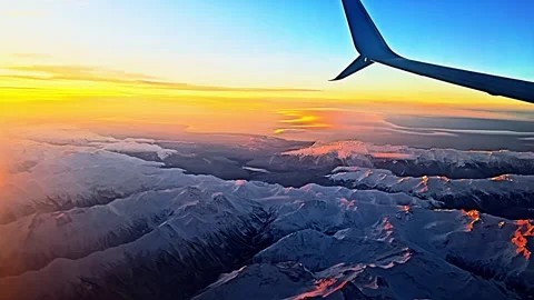 The sky is filled with a mix of blue and orange hues, creating a serene 库存影片 286409583