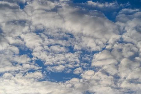 The sky is filled with scattered clouds, all under a clear and beautiful blue sk Stockfoto's