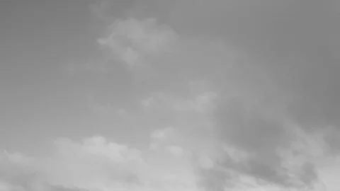 Sky with floating clouds black and white timelapse Vidéo 82984241