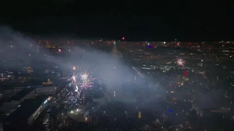 Sky full of fireworks, drone flying over Reykjavik though burst Vidéo 329461199