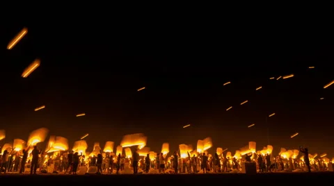 Sky Lanterns Flies Into The Night Sky Vídeo Stock 65431813