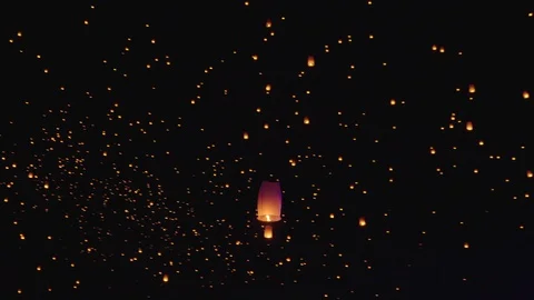 Sky Lanterns Fly Into The Night Sky Stockbeeldmateriaal 102134452