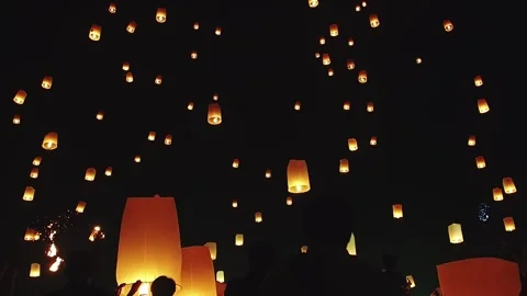 Sky lanterns, flying lanterns, floating lanterns, hot-air balloons. Video stock 252516122