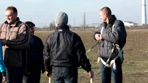 Sky The man puts equipment for parachuting wear a helmet.mp4 Видео 59189181