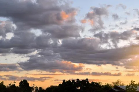 Sky with orange clouds in the evening 库存照片