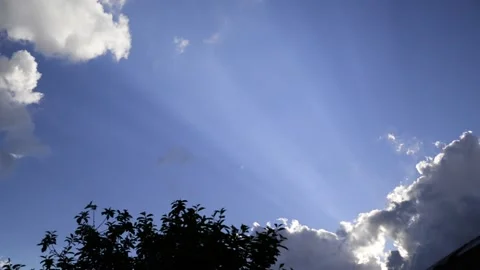 The sky before the rain, the rays of the sun shine through the clouds Stockbeeldmateriaal 132712483