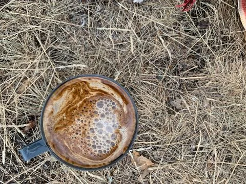 The sky is reflected in a coffee mug. A close up of a bowl.Fancy coffee patterns 库存照片