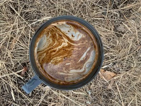The sky is reflected in a coffee mug. A close up of a bowl.Fancy coffee patterns 库存照片