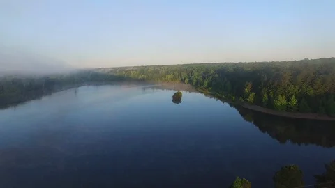 Sky Reflecting Off the Lake Stockbeeldmateriaal 128530472