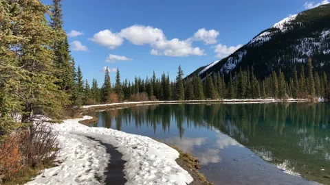 Sky Reflection in the Mountain Lake in the Winter. 스톡 동영상 129399120