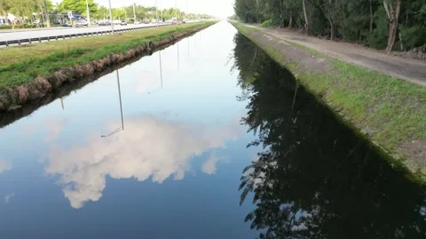 Sky reflection on water channel 库存影片 246832229