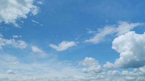 Sky with several layers of clouds moving in different directions. Sun rays at Foto stock