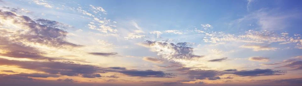 Sky at sunset with dark clouds, panoramic large shot. Background from the c.. Foto stock