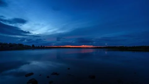 The sky at sunset reflected in the water of the lake. Foto stock