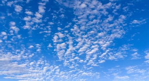 Sky texture with cirrus clouds. Bright sky blue backdrop. Soft white sky wa.. Foto stock