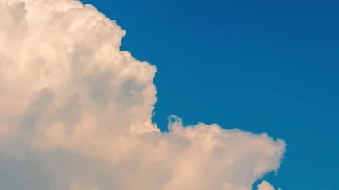 Sky Timelapse with Seamless Right Pan Reveal for Cinematic Text Overlays Vidéo 333444822