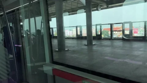 Sky train arriving MRT Bang Phlu Station, passengers in the reflection standing Video stock 171595562