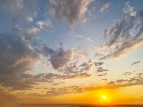 The sky was filled with an array of clouds during the sunset, creating a Fotos de archivo