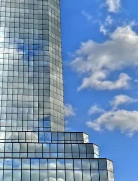 Skycraper clouds  reflections Foto stock