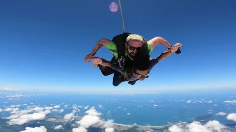 Skydive tandem jump over de coast 스톡 동영상 233189243