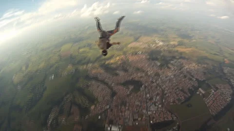 Skydiver doing free fly maneuvers slow motion Vidéo 113489505