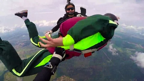 Skydiver in free fall Stock-Footage 69125259