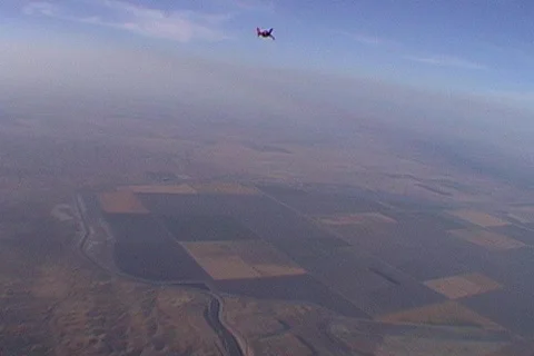 A skydiver free falls. Vidéo 552675