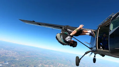 Skydiver jump out the plane Vidéo 171762757
