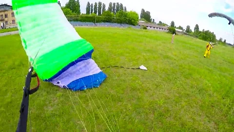 Skydiver landing Video stock 69122630
