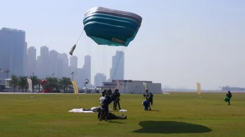 Skydiver Landing on the ground 스톡 동영상 71592915