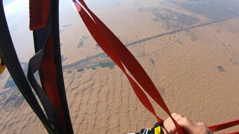 Skydiver parachuting over the desert dunes 스톡 동영상 101736292