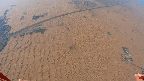 Skydiver parachuting over the desert dunes 스톡 동영상 101736592