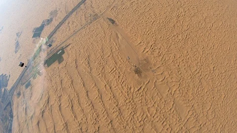Skydiver parachuting over the desert dunes 스톡 동영상 101737108