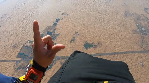 Skydiver parachuting over the desert dunes 스톡 동영상 101737467