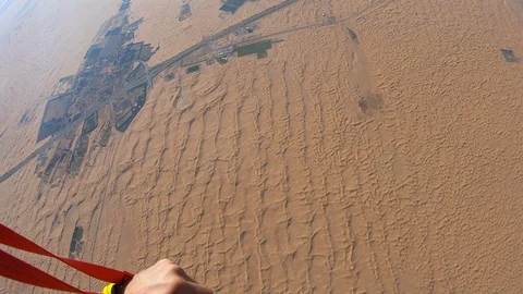 Skydiver parachuting over the desert dunes 스톡 동영상 101737556