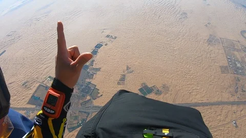Skydiver parachuting over the desert dunes 스톡 동영상 101737568