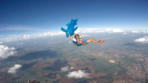 Skydiver spinning freefalling Video stock 128016957