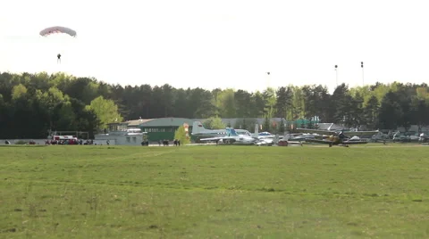 Skydivers board the plane, getting ready for takeoff Vidéo 49918541