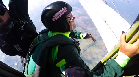 Skydivers jump out of airplane Video stock 69070248
