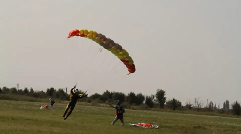 Skydivers landing Stock Footage 33608490