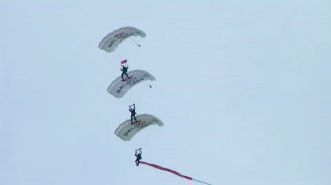 Skydivers Parachuting In Formation 動画素材 665297